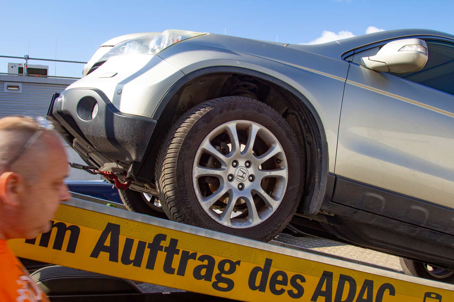 Auto wird abgeschleppt vom ADAC