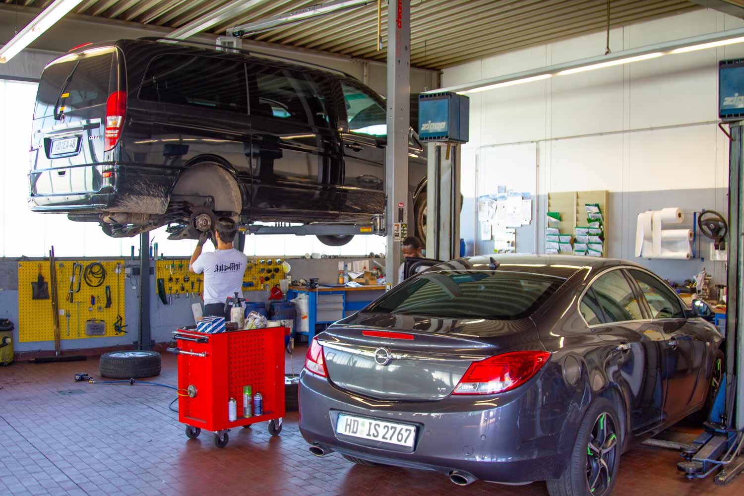 Opel und Mercedes in Werkstatt